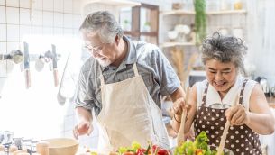 Giúp người trung niên, người cao tuổi sống lâu, sống khỏe nhờ bữa ăn dinh dưỡng mỗi ngày