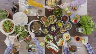 Đi bộ mỗi ngày kết hợp các bữa ăn healthy giúp nâng cao sức khỏe người trung niên và cao tuổi